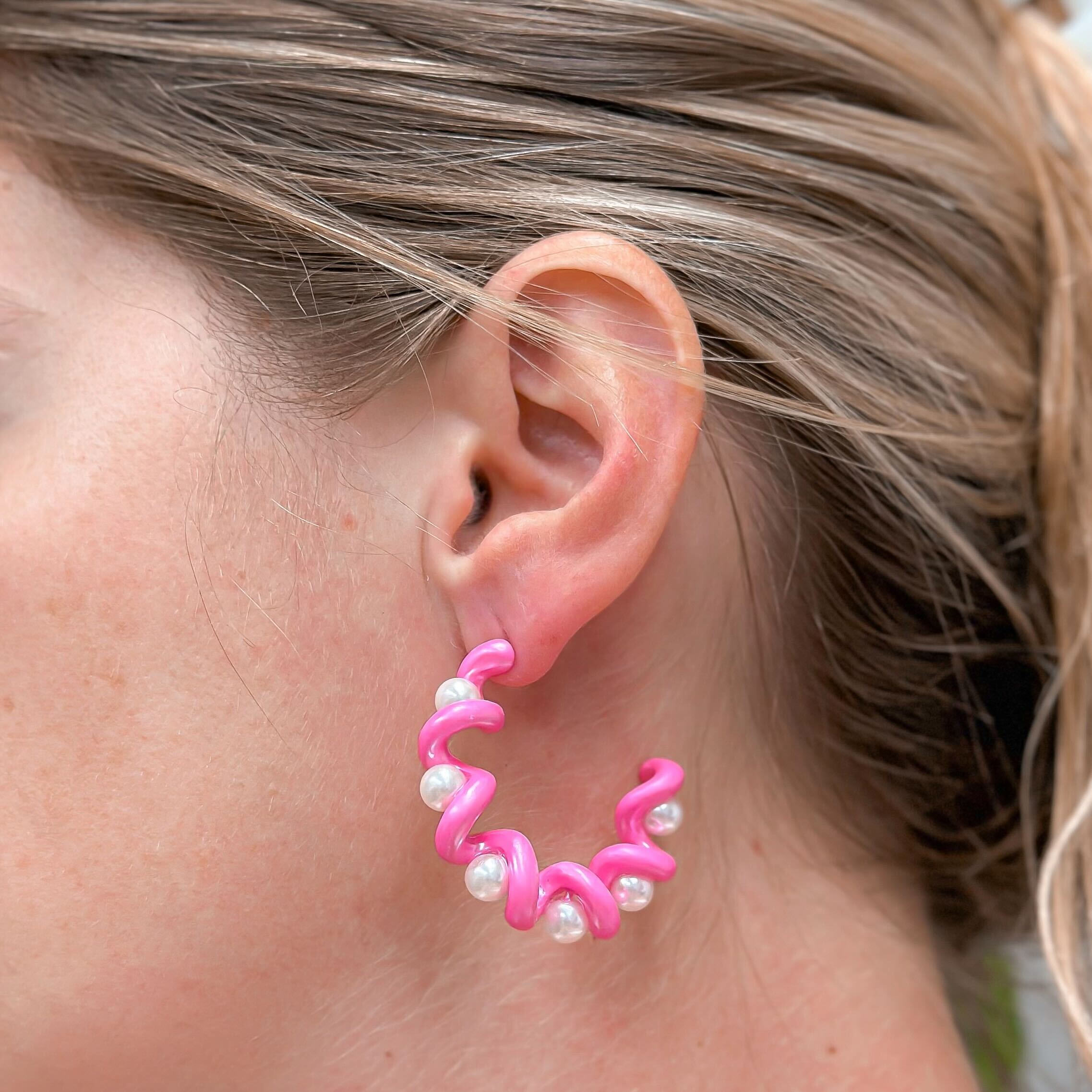 Color Coated Pearl Coil Hoop Earrings - Pink