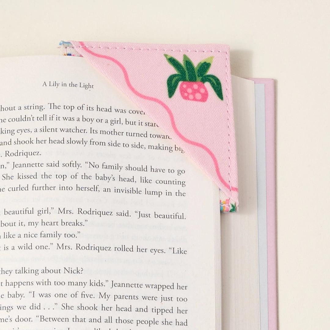 Corner Keeper Fabric Bookmark - Book Shelfie by The Darling Effect