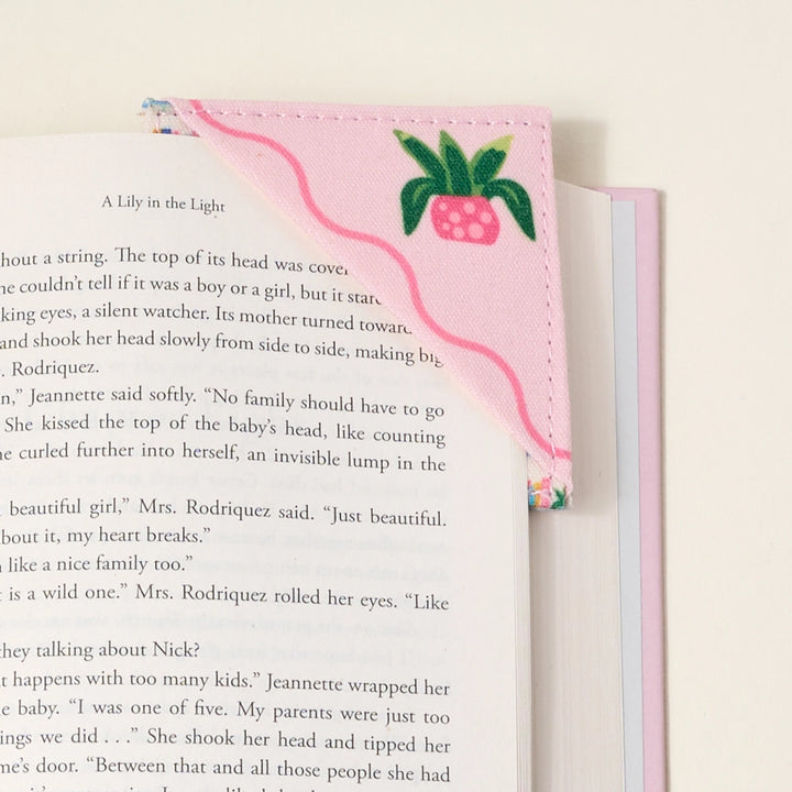 Corner Keeper Fabric Bookmark - Book Shelfie by The Darling Effect