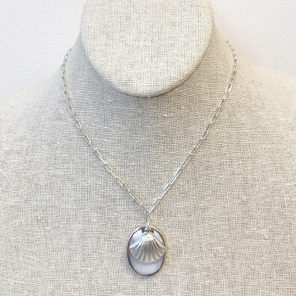Shelly Pendant Necklace - Mother of Pearl