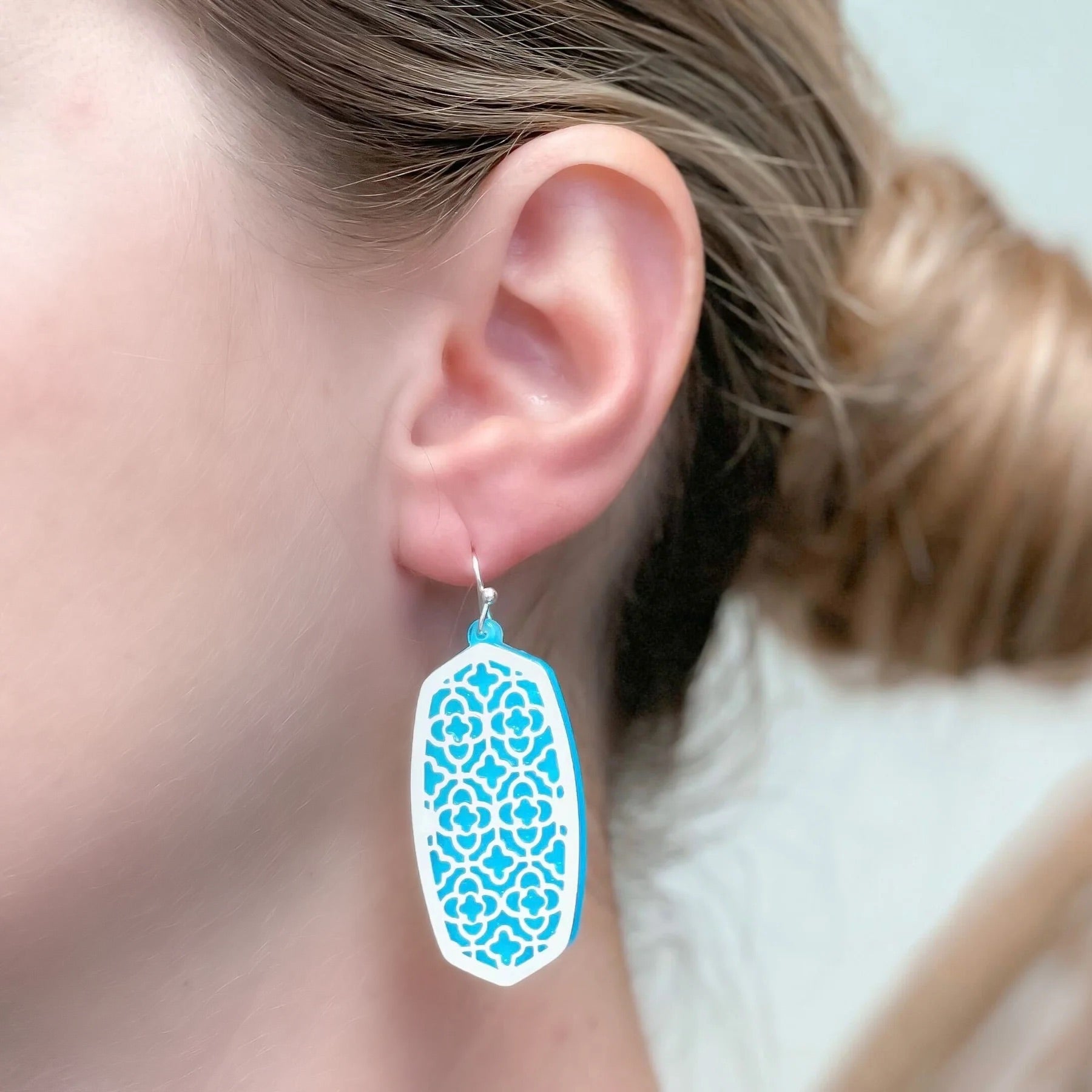 Metal Acrylic Quatrefoil Dangle Earrings - Blue