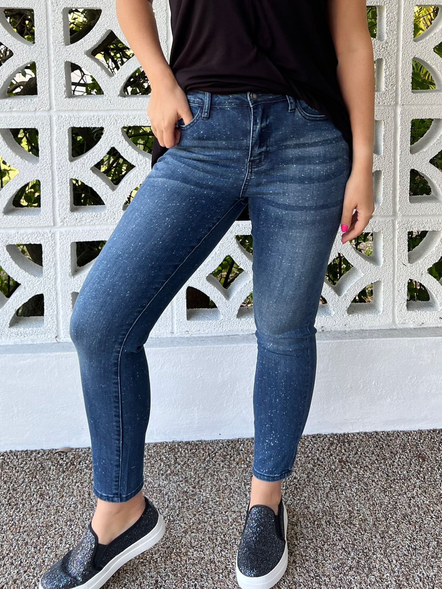 Judy Blue Final Sale: Mid-Rise Relaxed Fit Mineral Wash Jeans by Judy Blue
